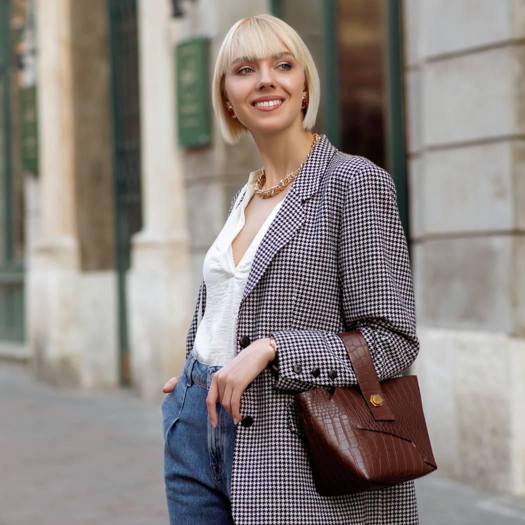 Marynarka w kratę w stylizacjach na wiosnę i lato 2022. Ich odpowiedniki znajdziesz na Domodi.pl!